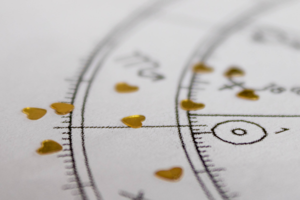 Ritmos Cósmicos y Estaciones del Alma: Astrología en el Tiempo Sagrado